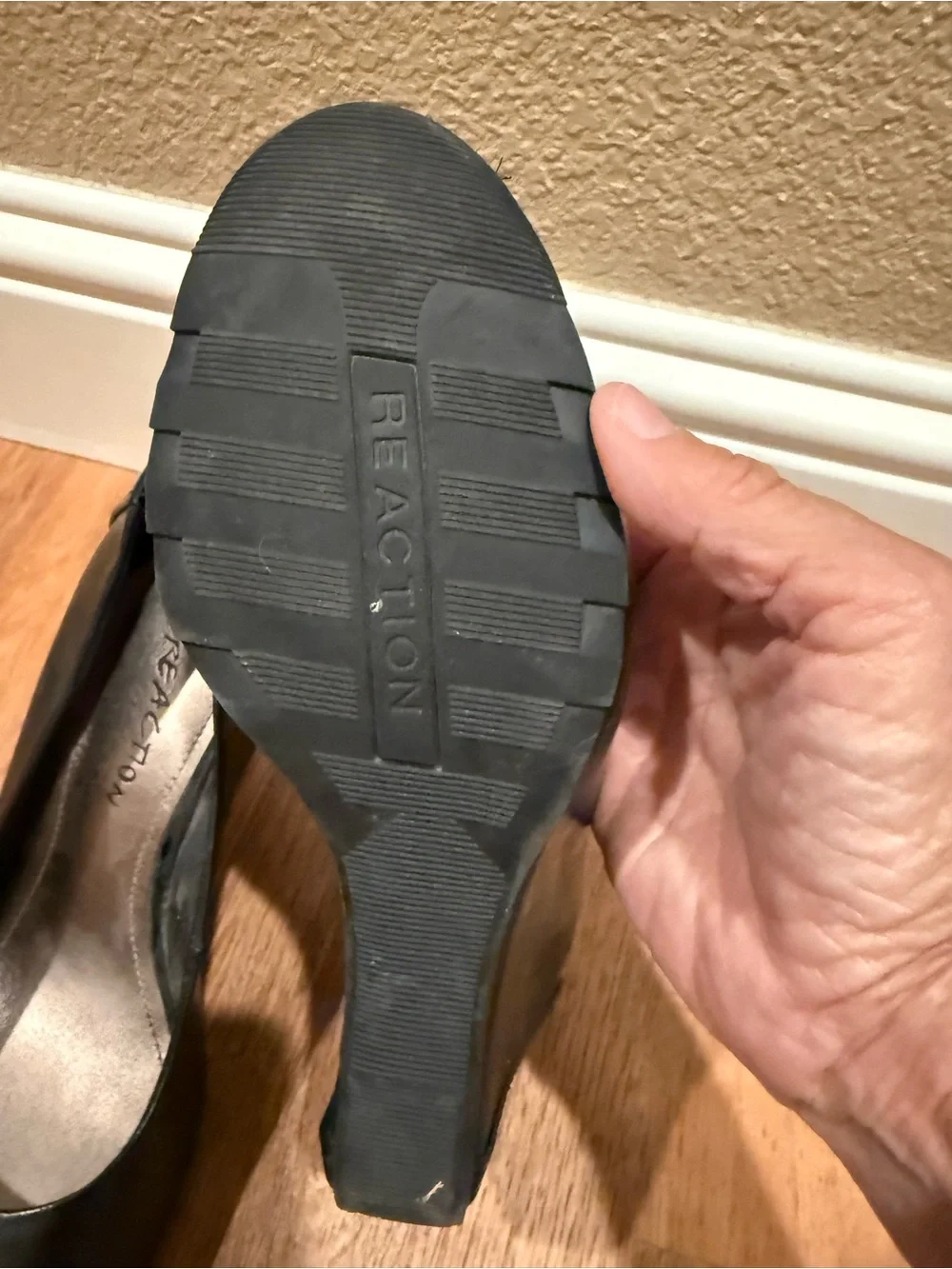 Reaction Kenneth Cole sleek black